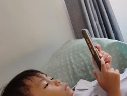 6 Dampak Negatif Memberikan Smartphone Terlalu Dini Pada Anak