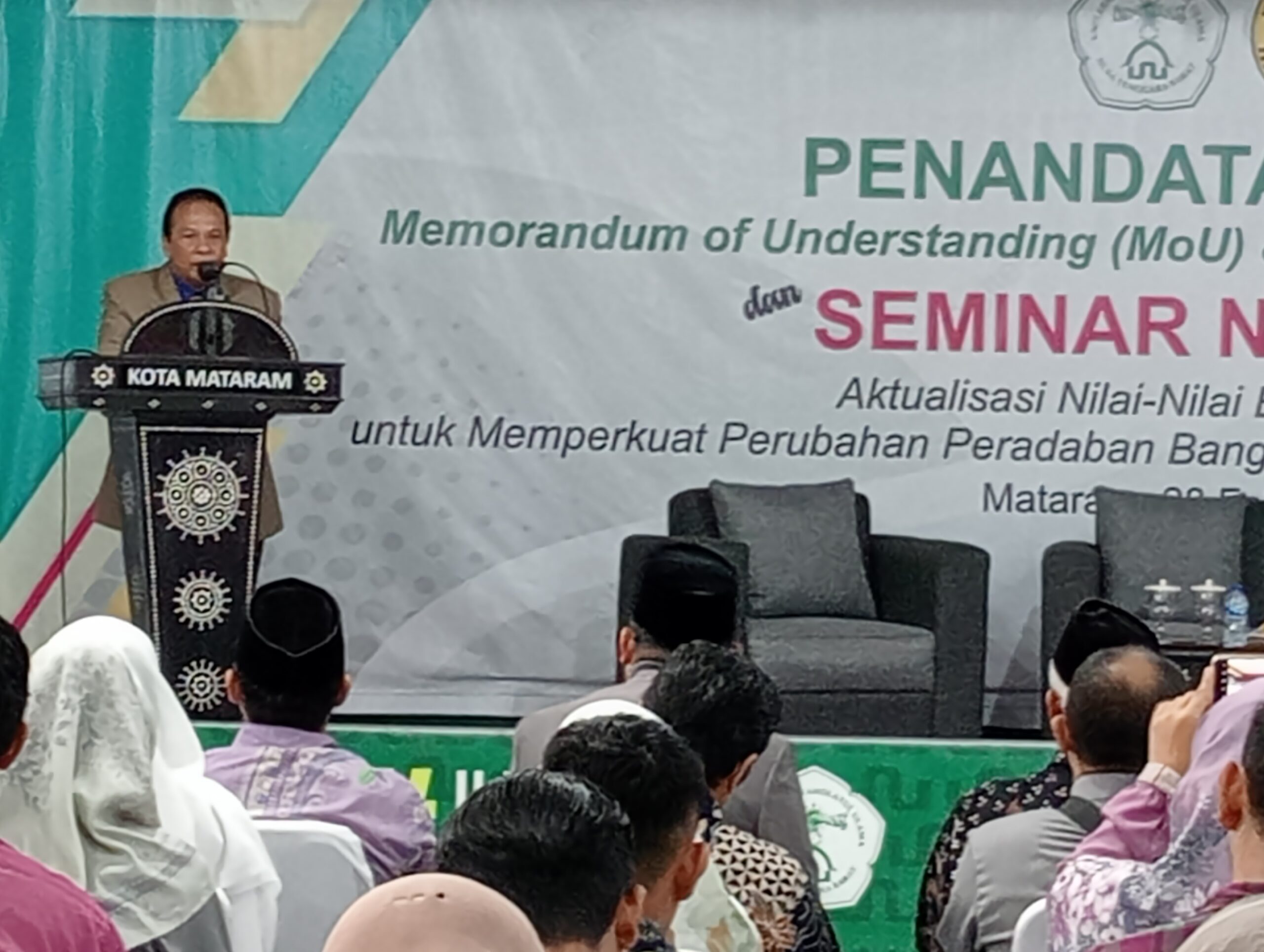 Prof.Dr. H Haris Supratno (Rektor Unhasy).