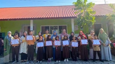 Photo bersama siswa Berprestasi dengan Kepala SDN 34 Mataram, dan Dewan Guru. Dok. (SDN 34 Mataram).