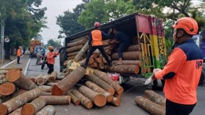 Kecelakaan maut truk pengakut truk menimpa suami istri pengendara motor roda tiga di Jalan Perintis Kemerdekaan Banyumanik, Kota Semarang, Kamis (22/8/2024). (Foto: Ist)