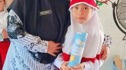 Sebelah Kiri, Guru SDN 15 Cakranegara, dan Sebelah Kanan Hafidzatul Auni Faihasbi (Pemenang Lomba Mewarnai Juara I).