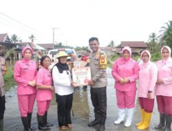 Kapolres Luwu Utara dan Bhayangkari Salurkan Bantuan bagi Warga Desa Pattimang yang Terendam Banjir Selama Setahun